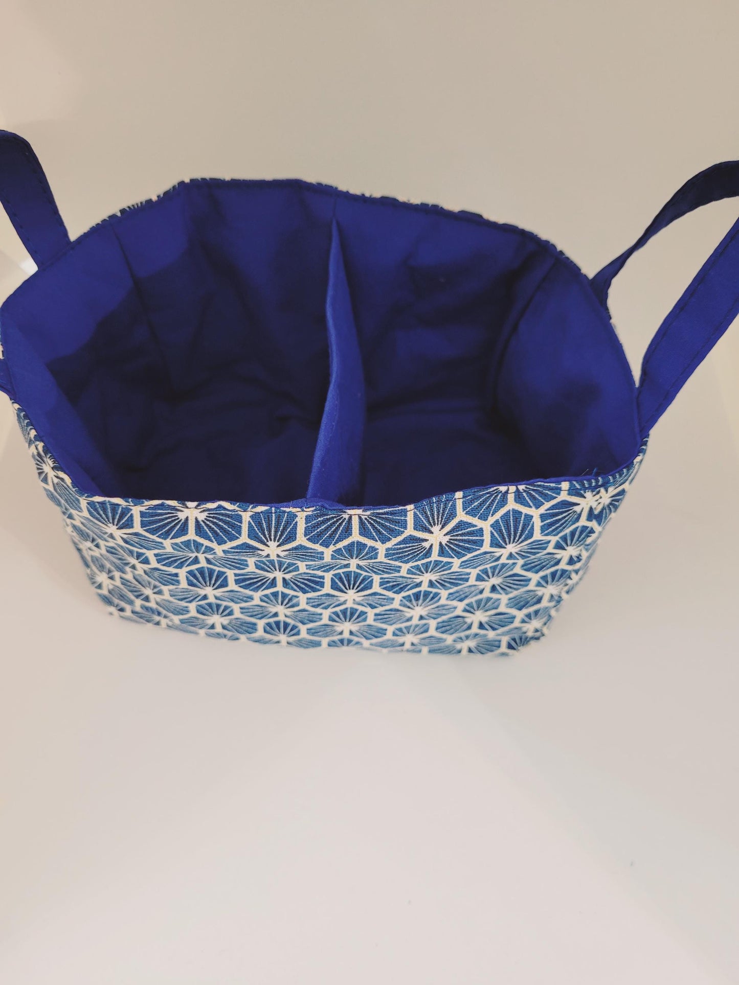 Vide poche à compartiment en tissu géométrique bleu marine.