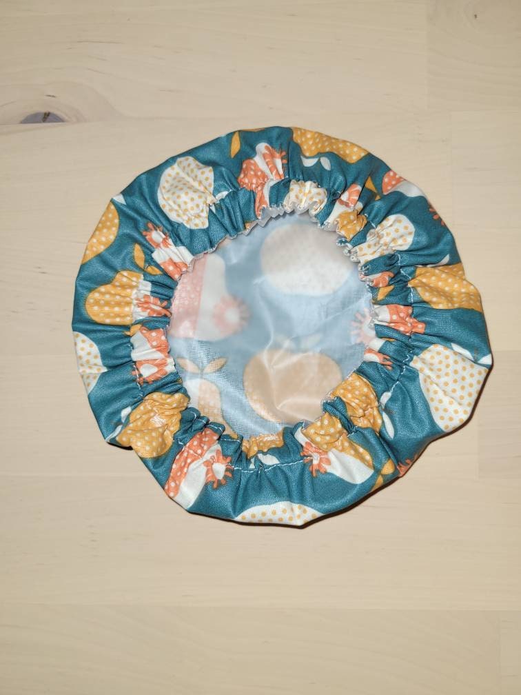 Charlotte alimentaire en tissu avec des motifs de poires et pommes