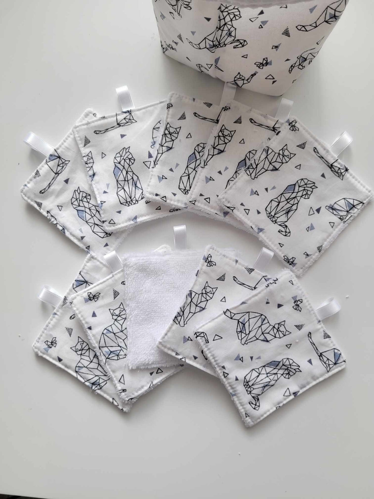 Panier et lingettes démaquillantes chat