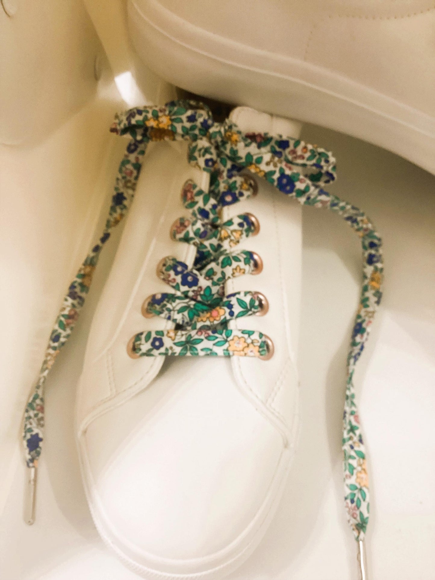 Lacets en tissu coton fleuri.