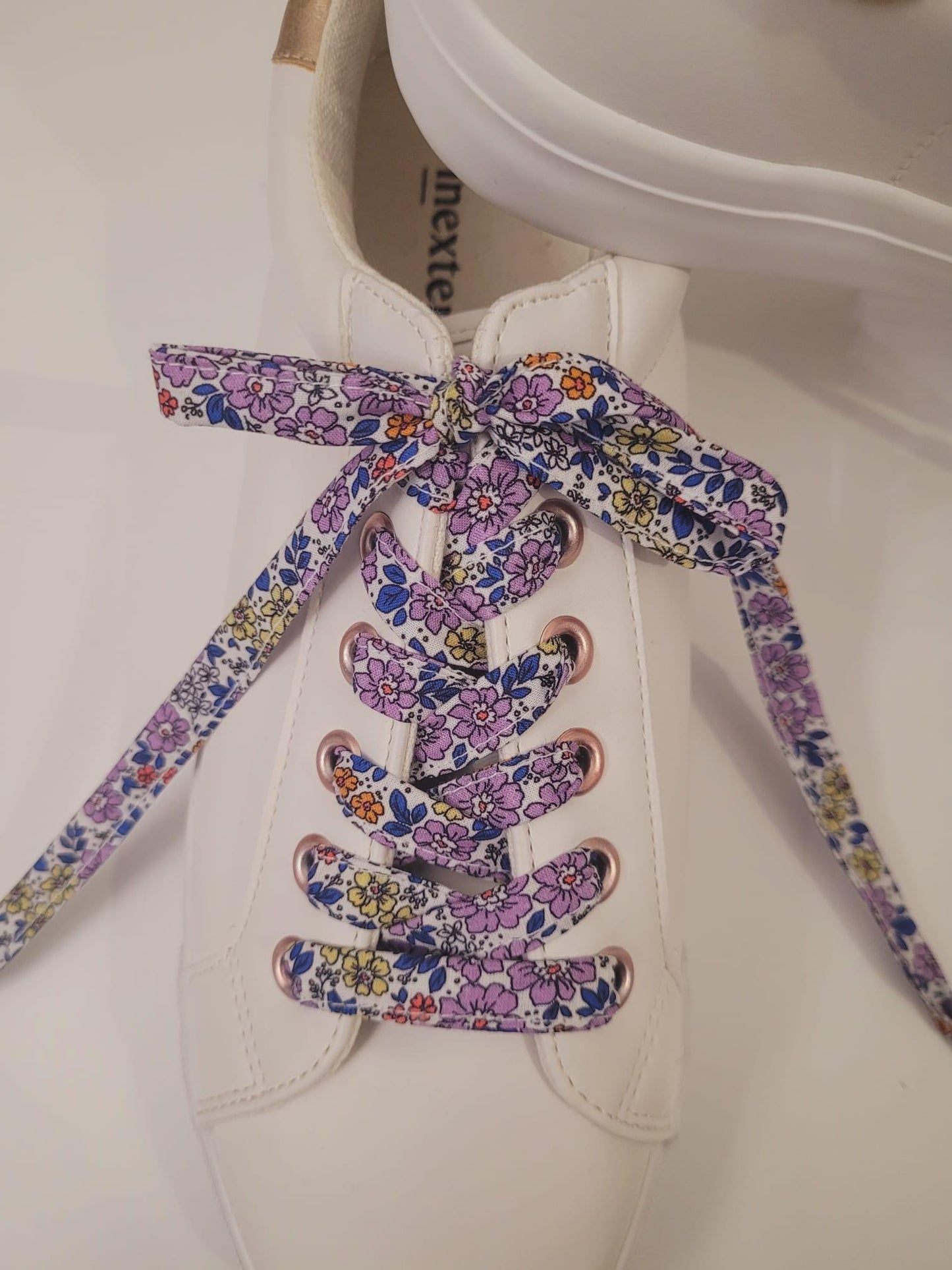 Lacets en tissu coton fleuri.