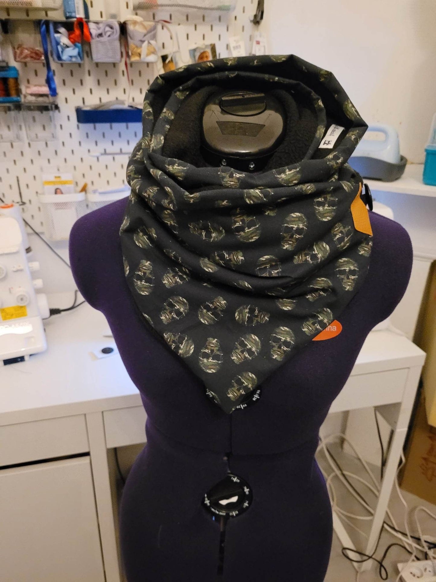 Echarpe/ chèche en tissu coton et molleton, avec des motifs tête de mort.