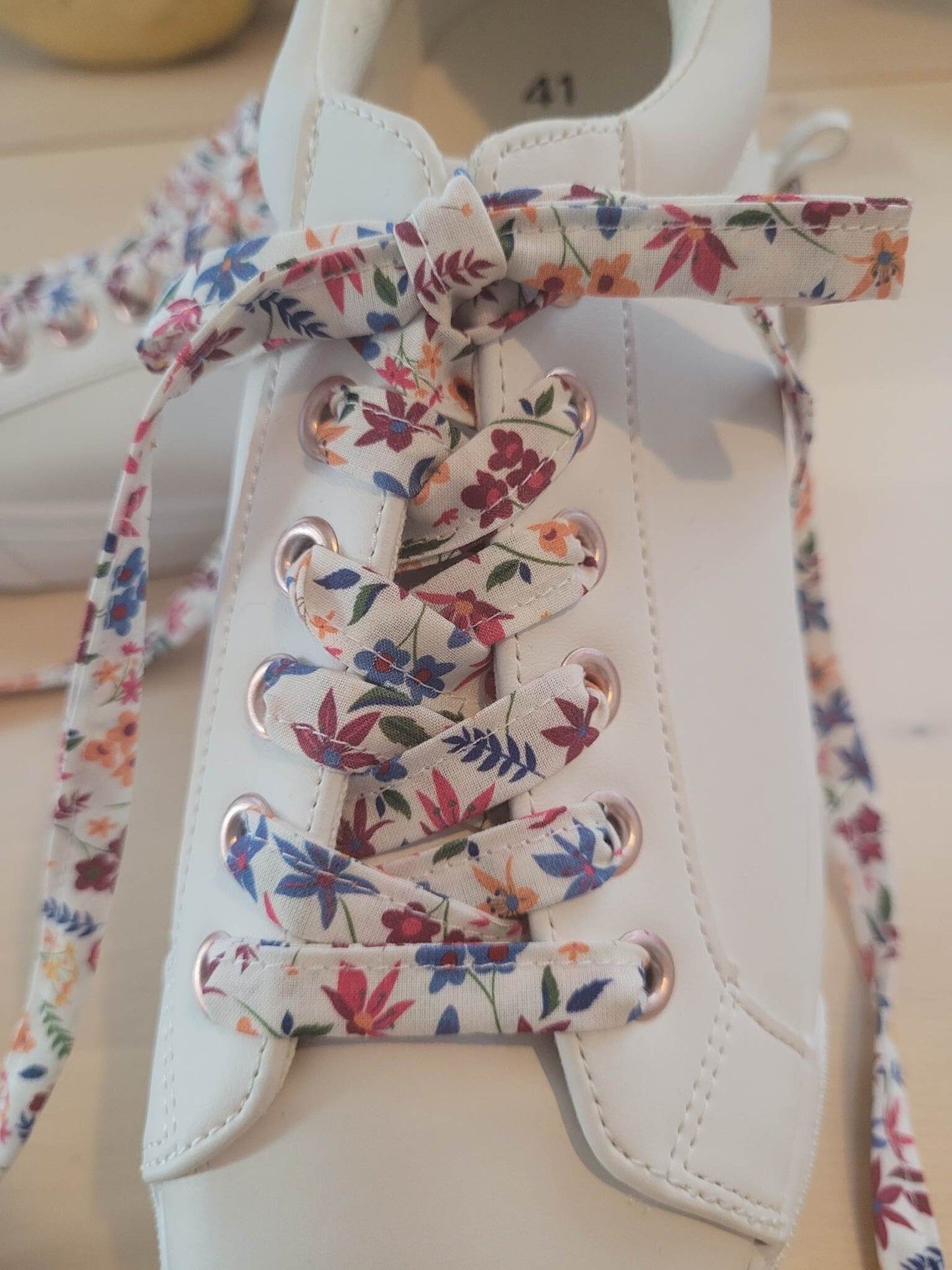 Lacets fleuri en tissu viscose