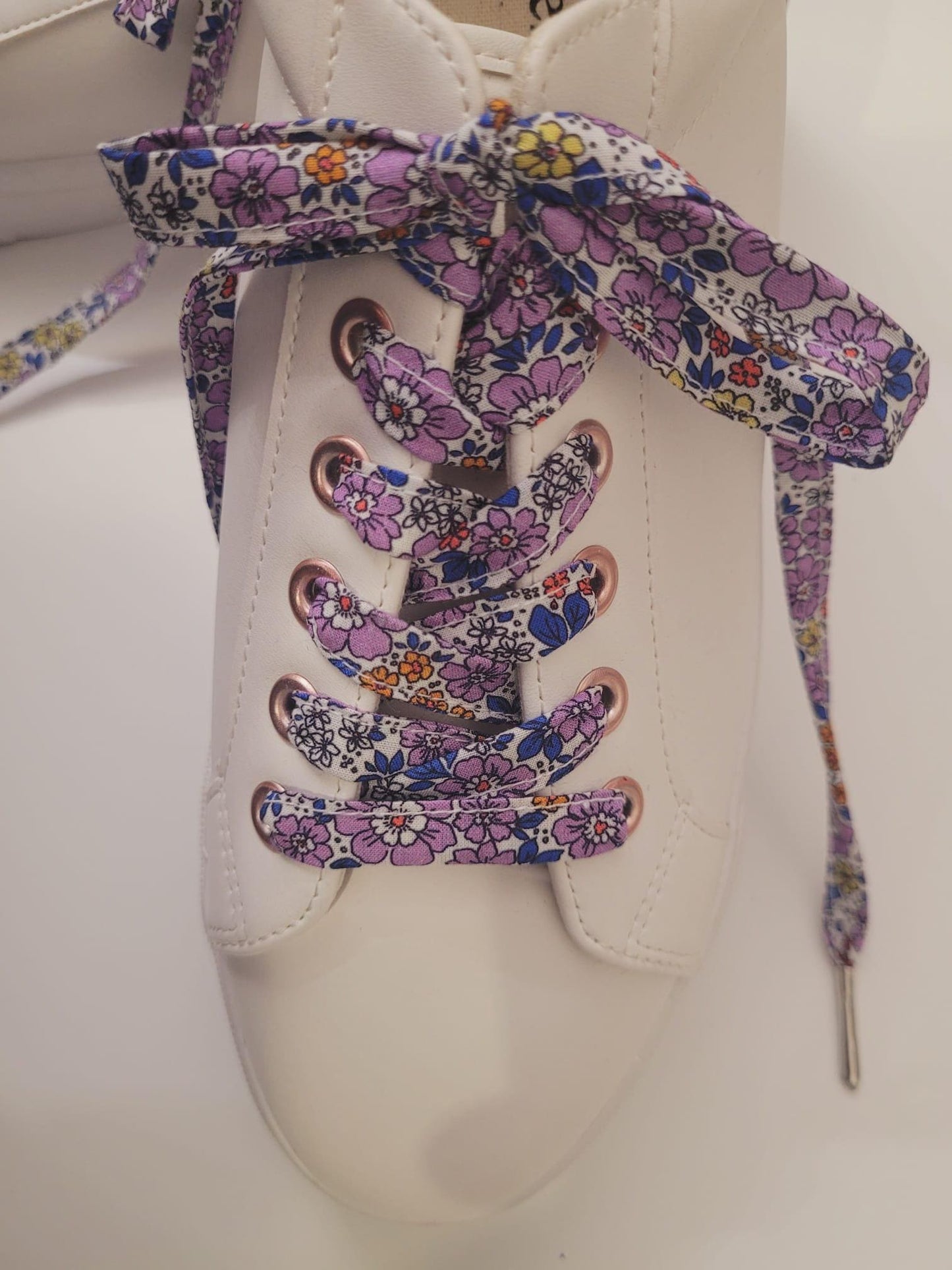 Lacets en tissu coton fleuri.