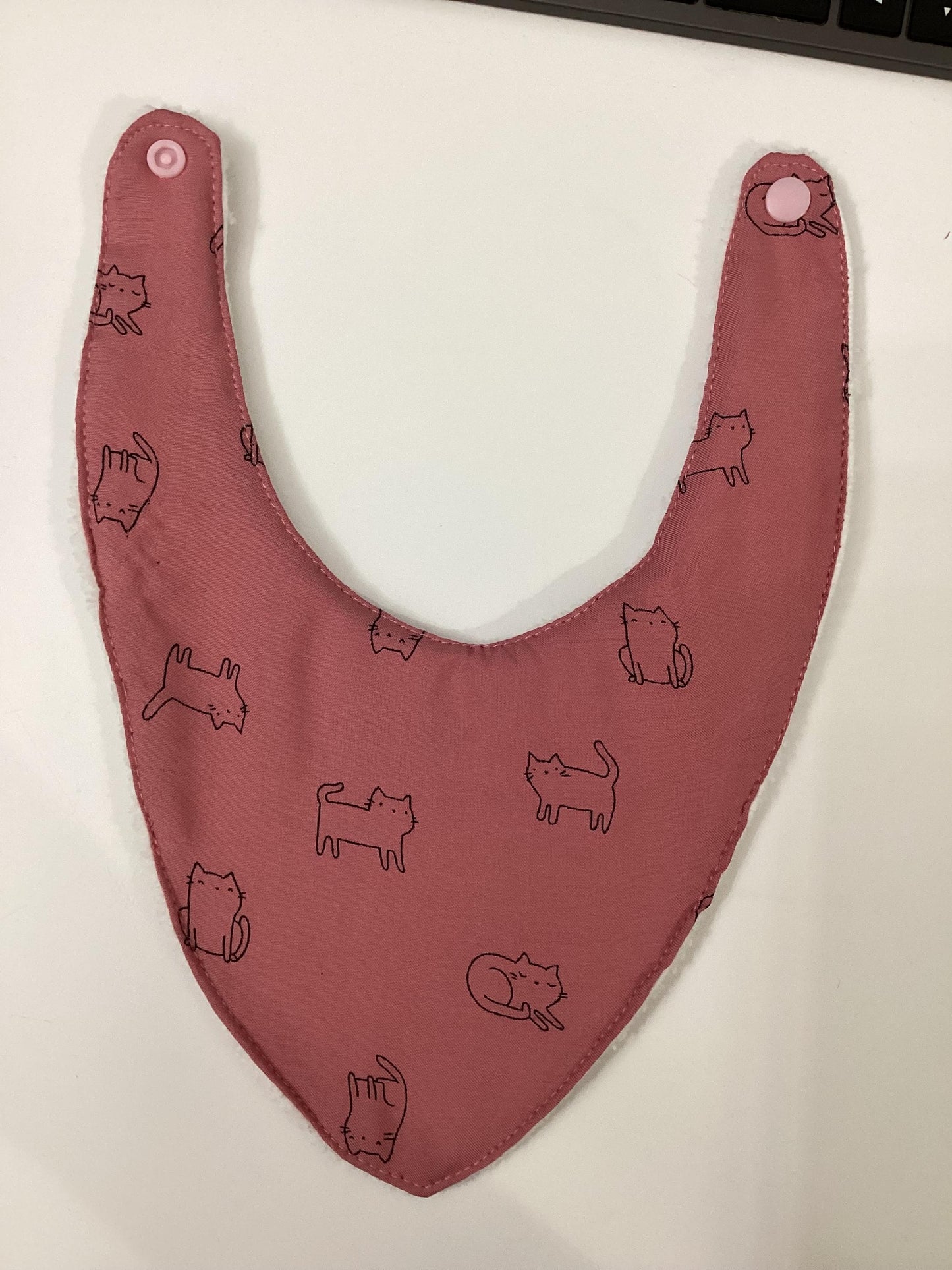 Bavoir bandana rose chat