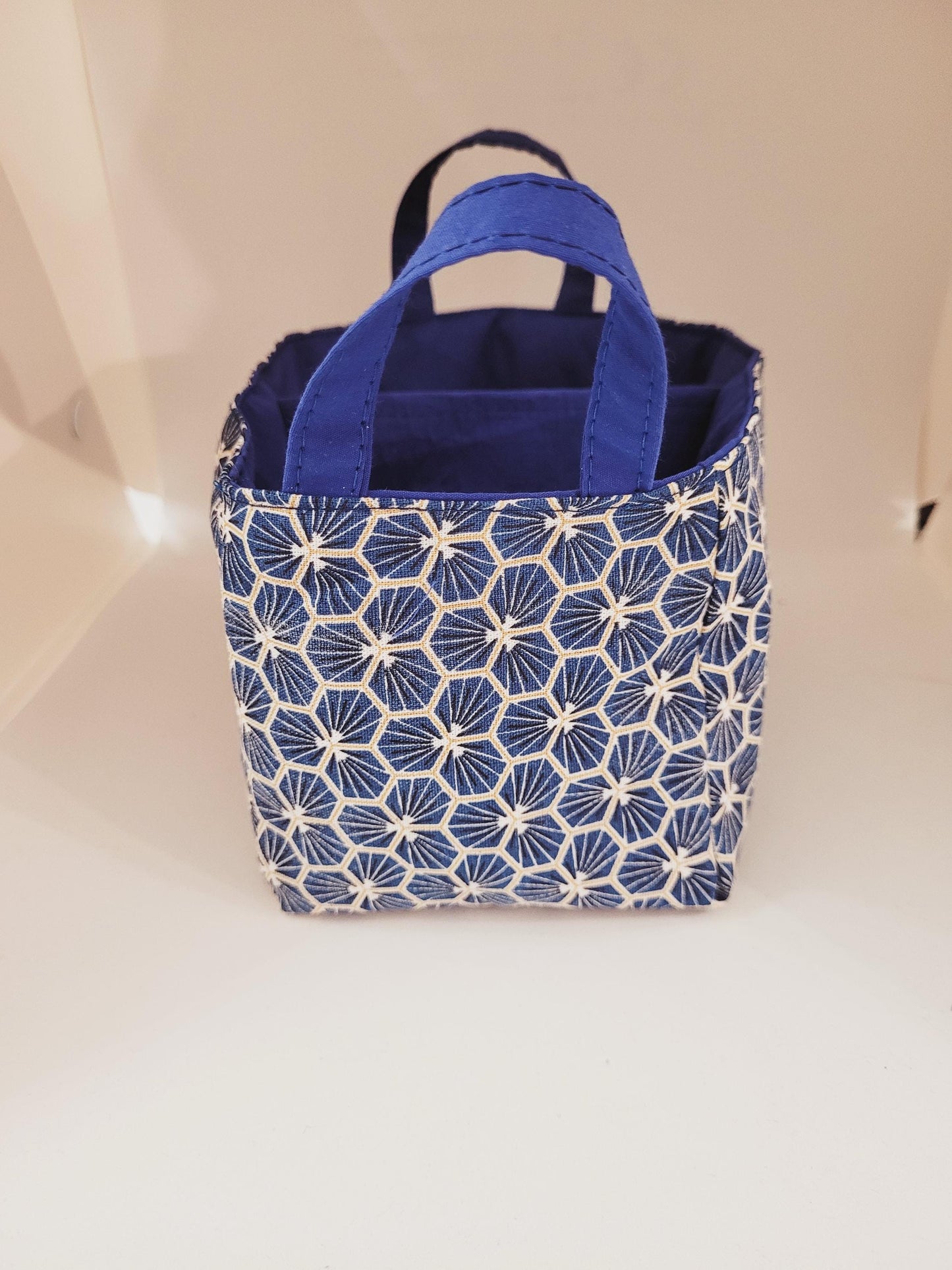 Vide poche à compartiment en tissu géométrique bleu marine.