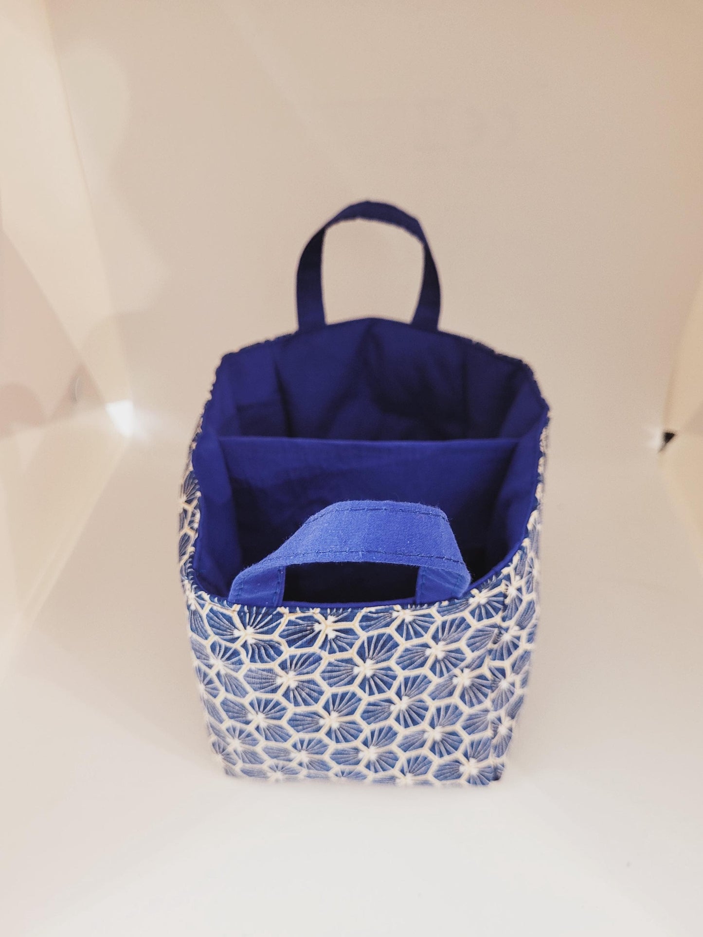 Vide poche à compartiment en tissu géométrique bleu marine.