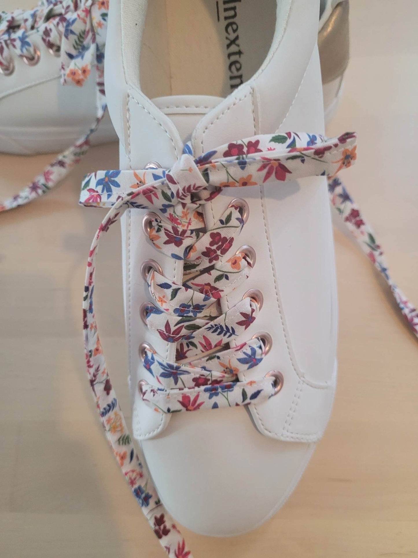 Lacets fleuri en tissu viscose