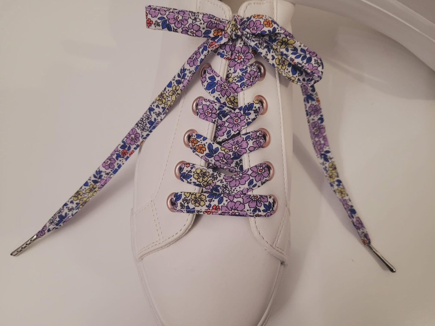 Lacets en tissu coton fleuri.