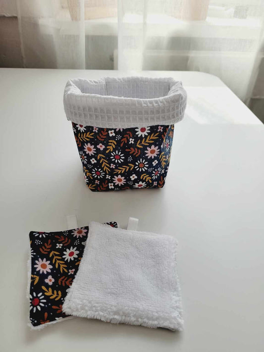 Panier, lingettes démaquillantes et filet de lavage fleuri