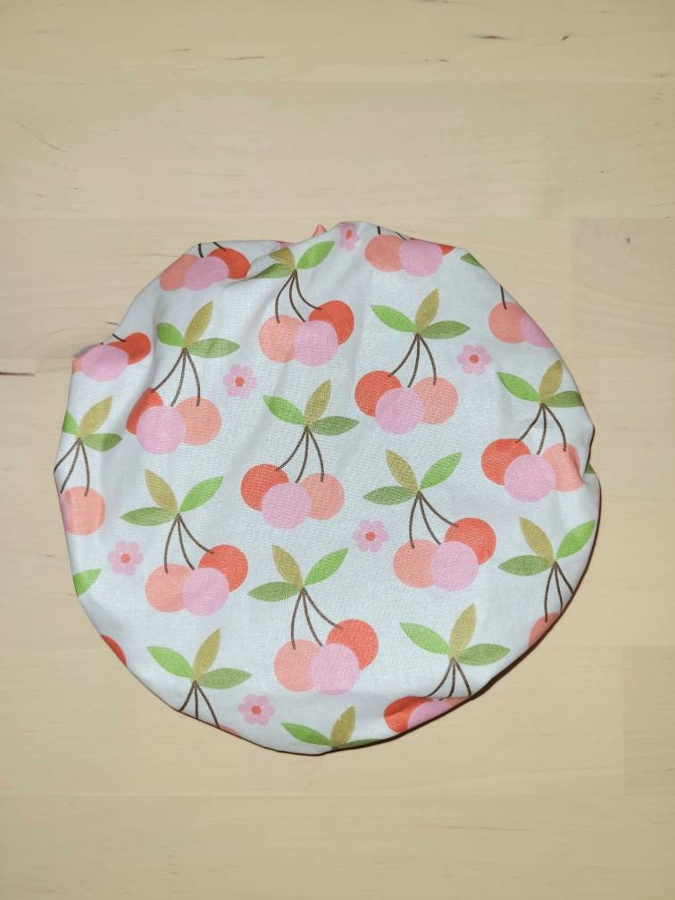 Charlotte alimentaire en tissu avec un motif de cerise.