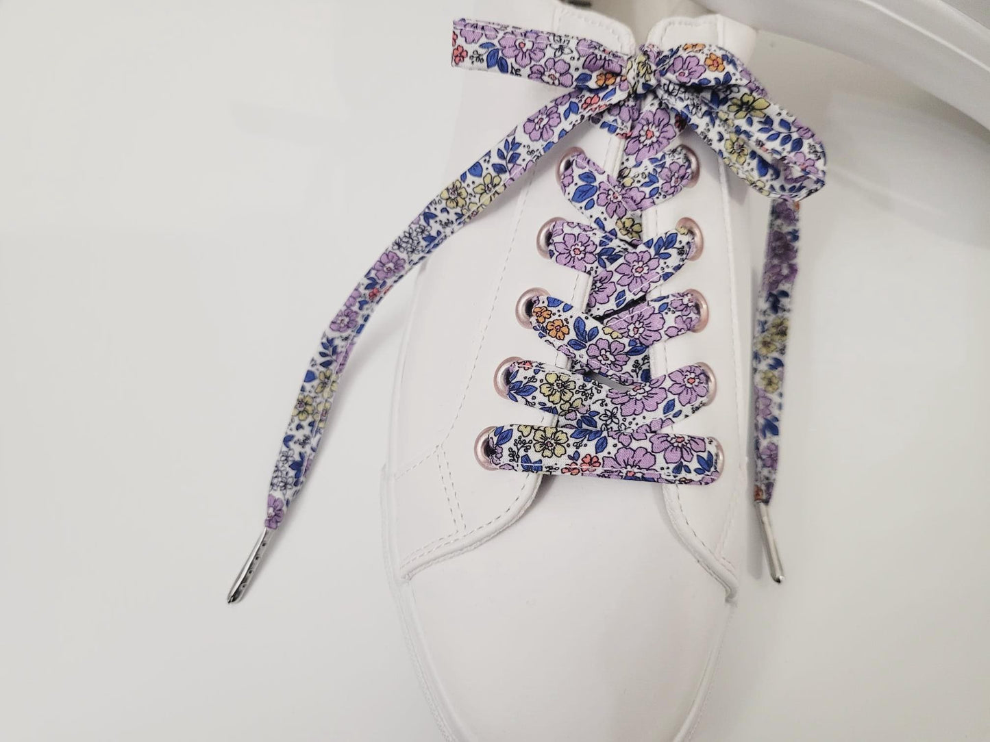 Lacets en tissu coton fleuri.