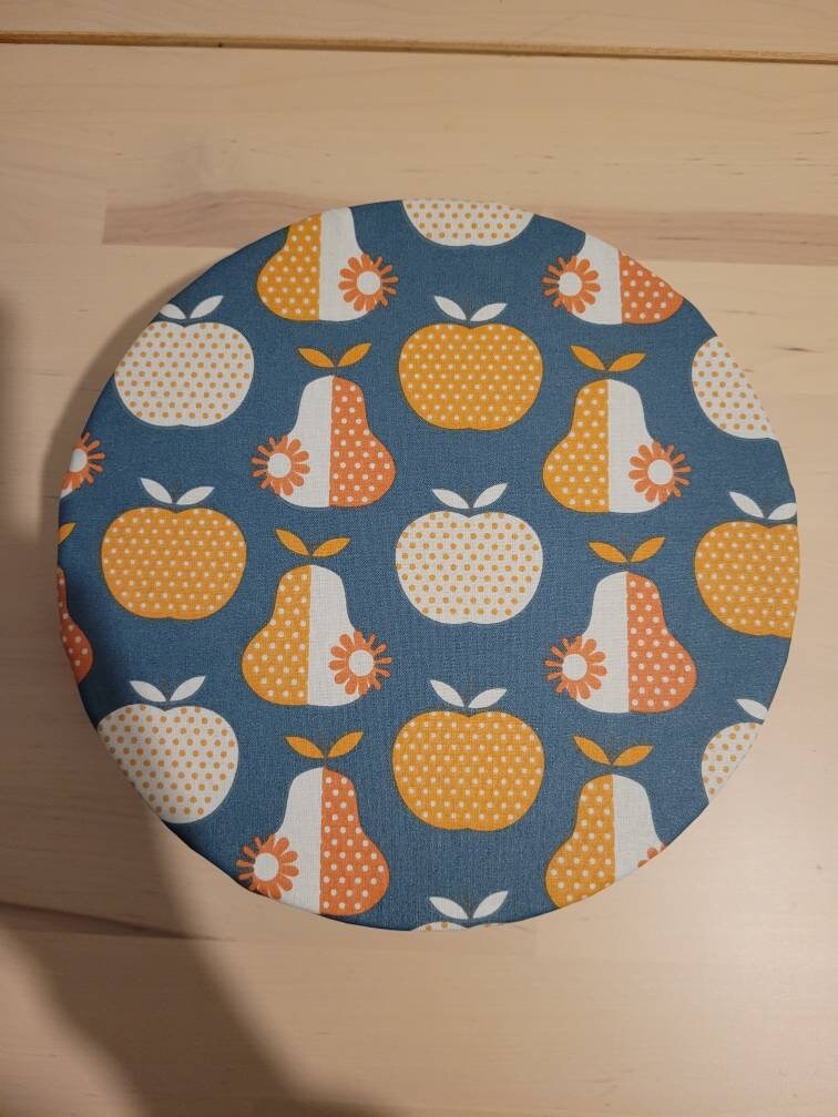 Charlotte alimentaire en tissu avec des motifs de poires et pommes