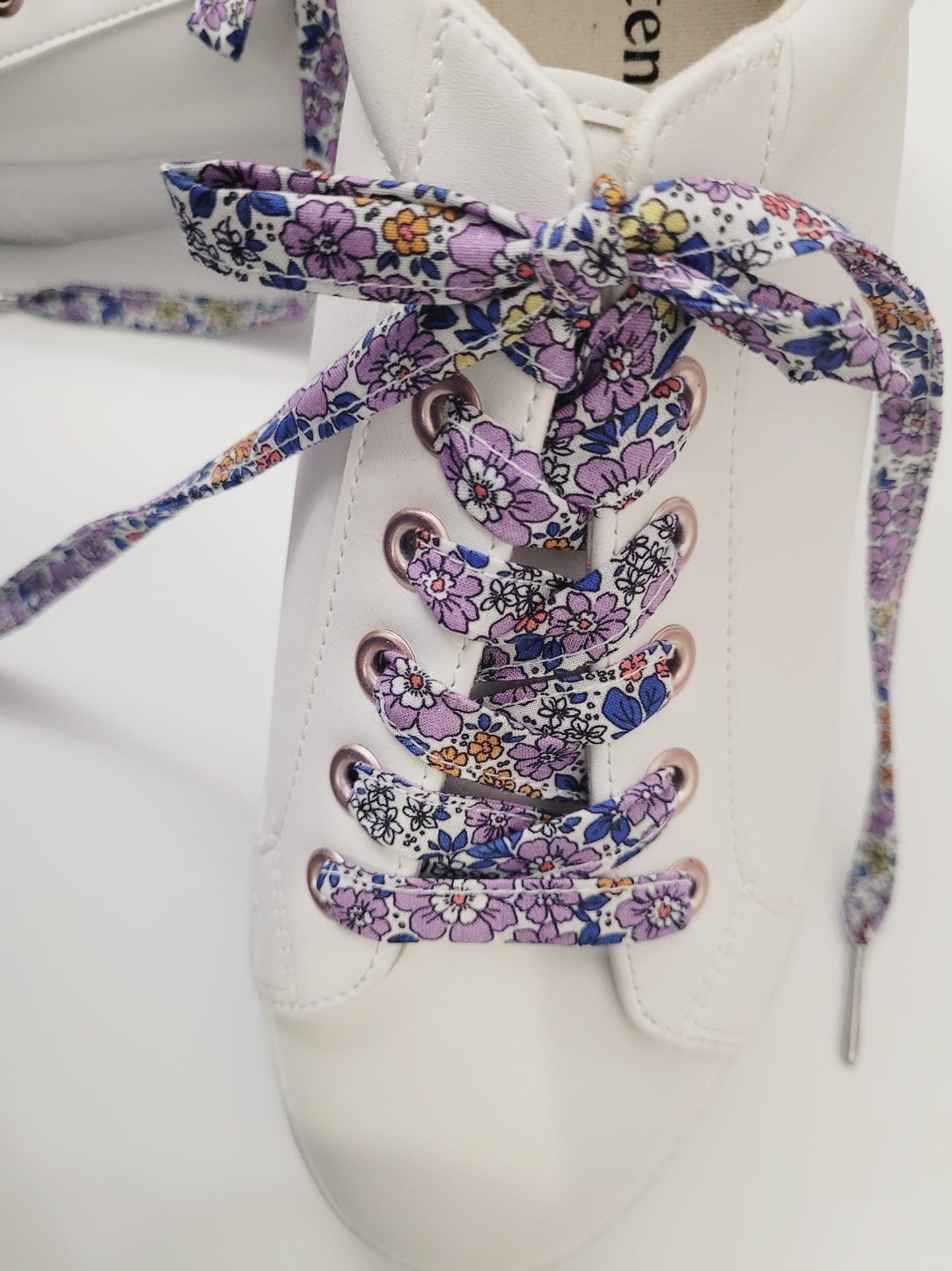 Lacets en tissu coton fleuri.