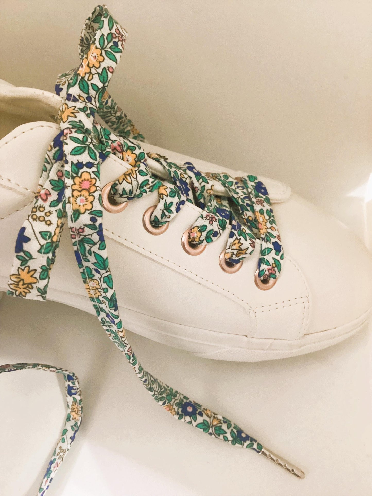 Lacets en tissu coton fleuri.