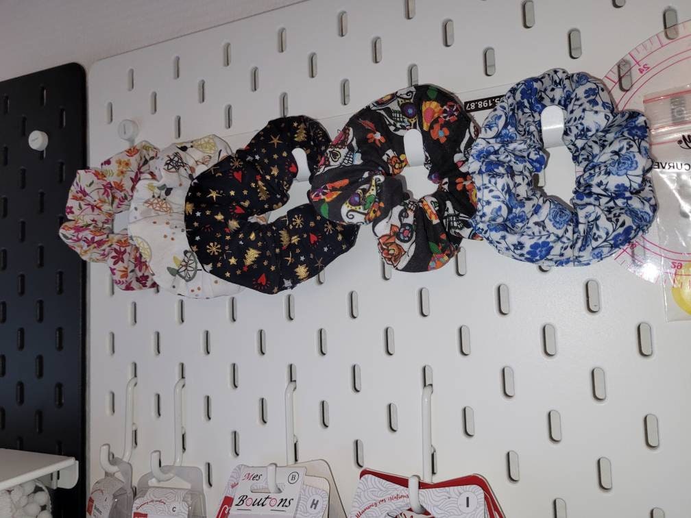 Chouchou en tissu avec motif tête de mort.