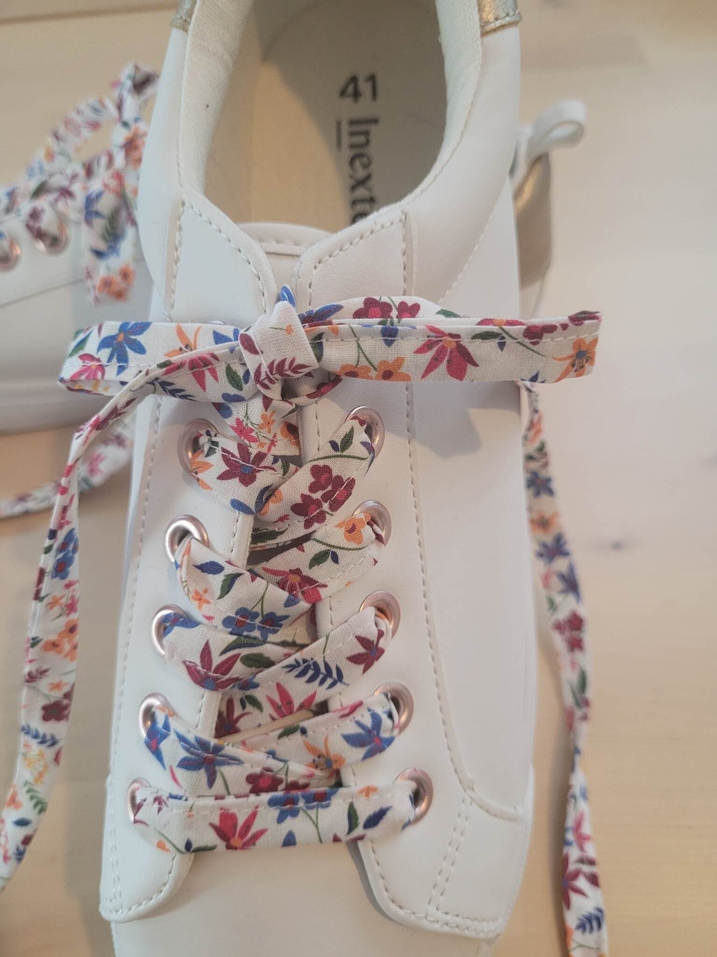 Lacets fleuri en tissu viscose