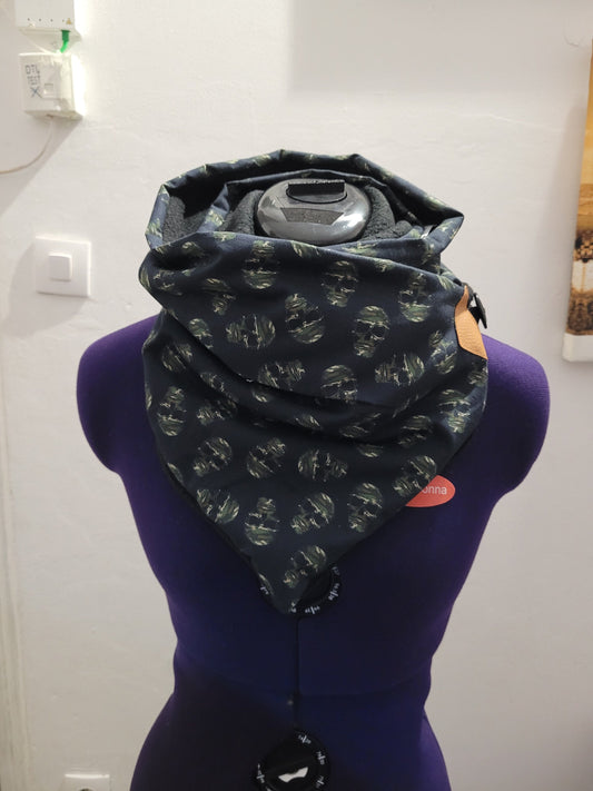 Echarpe/ chèche en tissu coton et molleton, avec des motifs tête de mort.