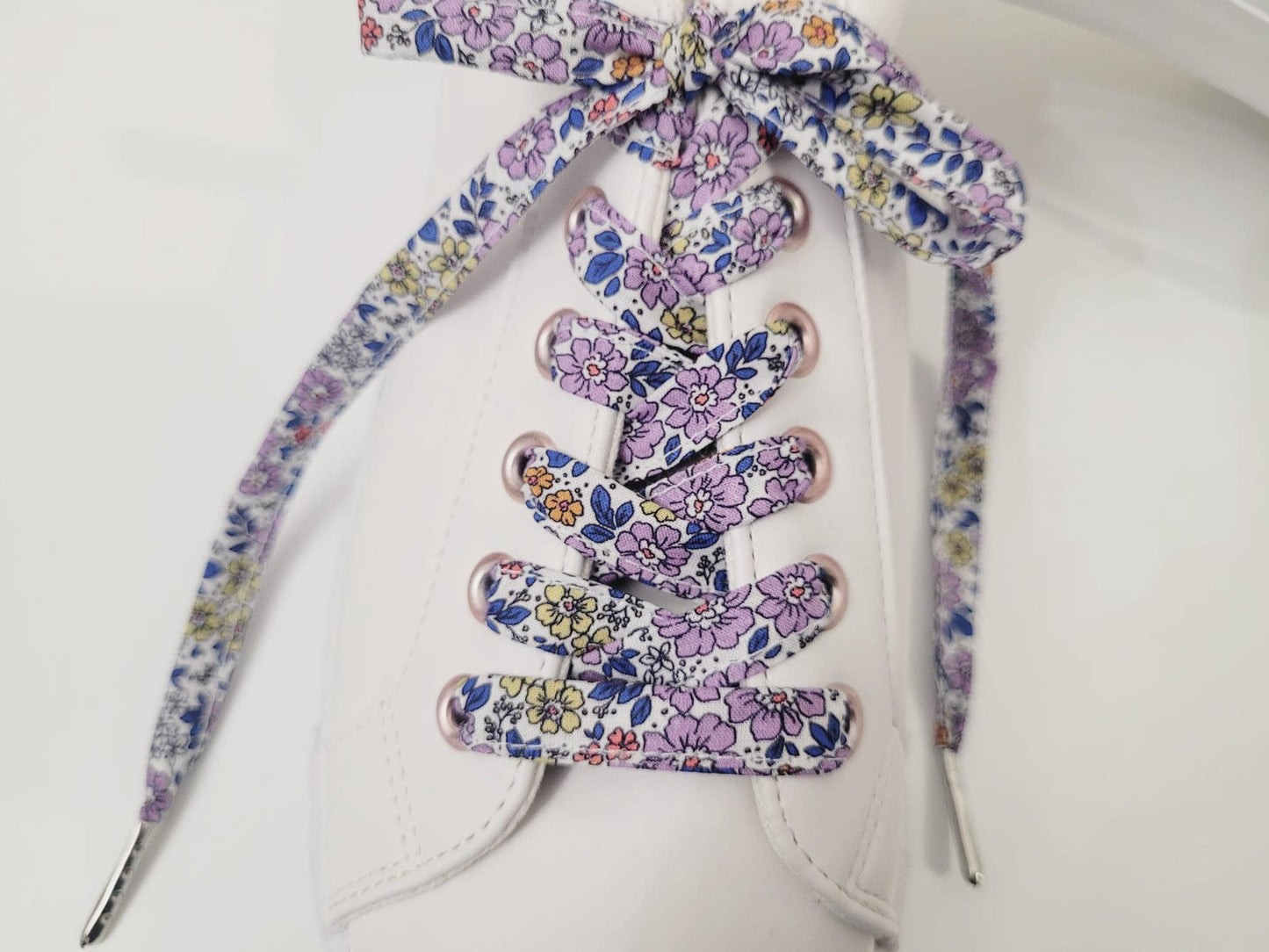 Lacets en tissu coton fleuri.