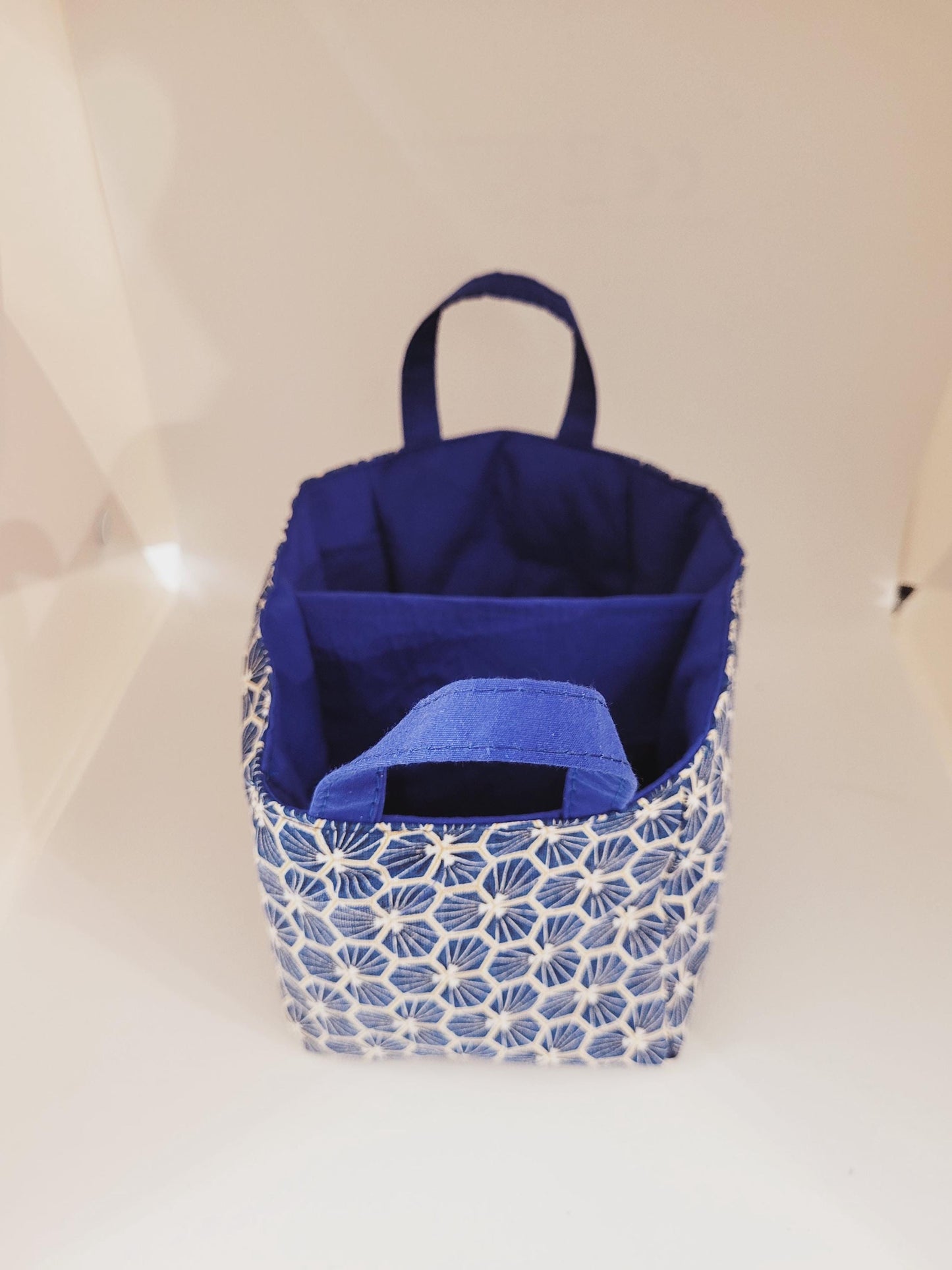 Vide poche à compartiment en tissu géométrique bleu marine.