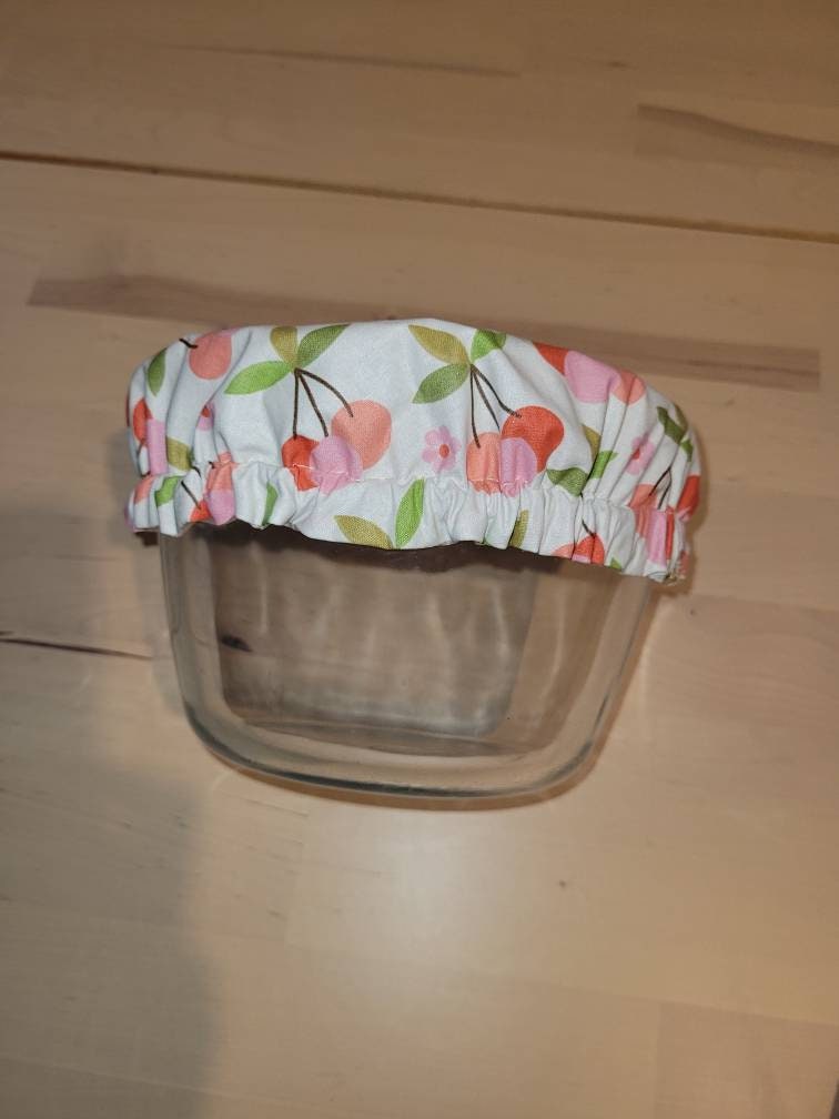 Charlotte alimentaire en tissu avec un motif de cerise.