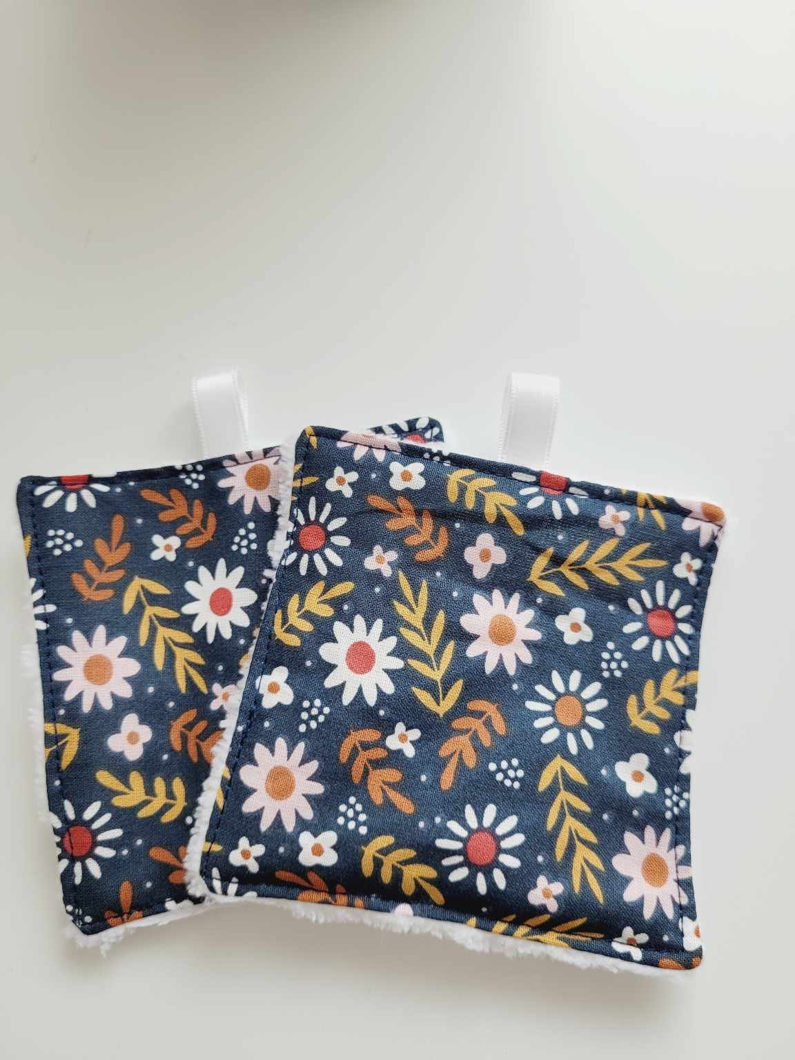 Panier, lingettes démaquillantes et filet de lavage fleuri