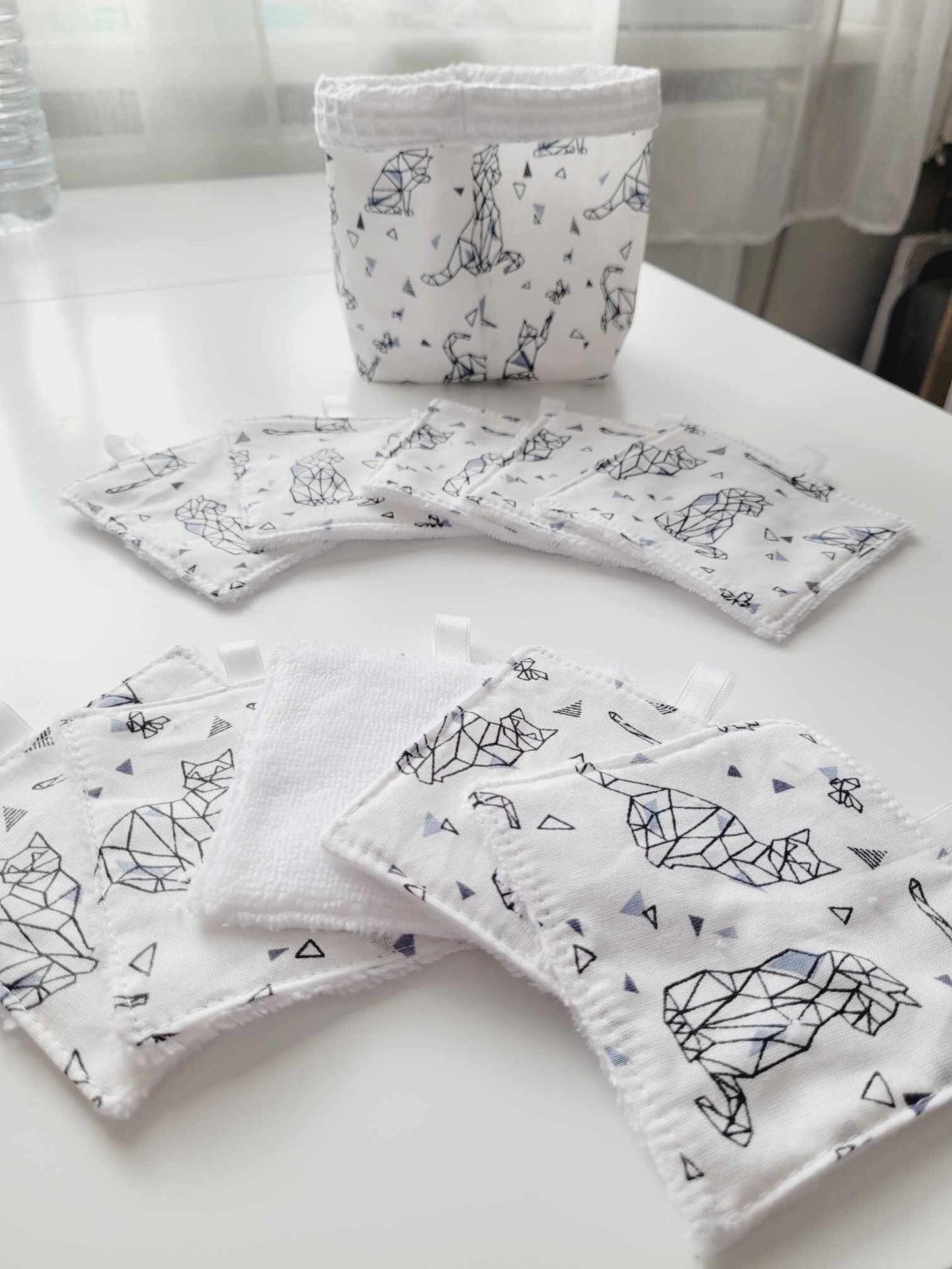 Panier et lingettes démaquillantes chat