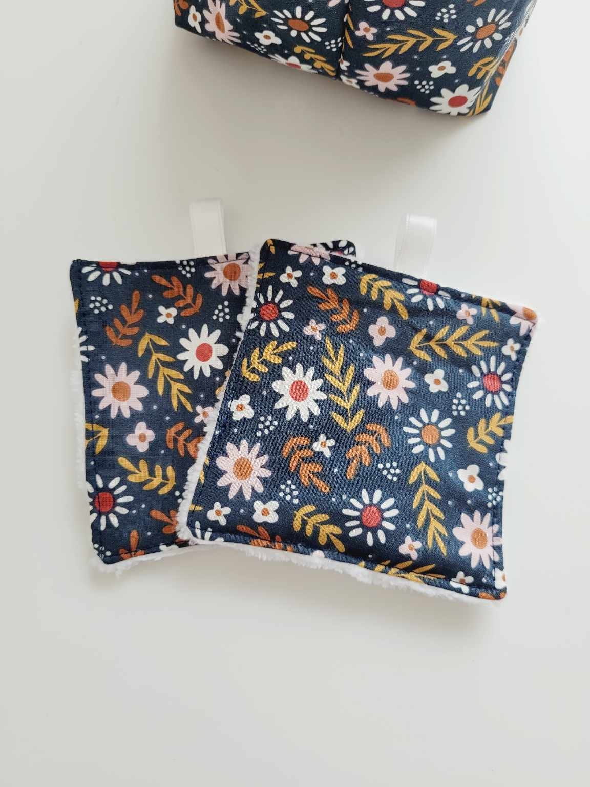 Panier, lingettes démaquillantes et filet de lavage fleuri