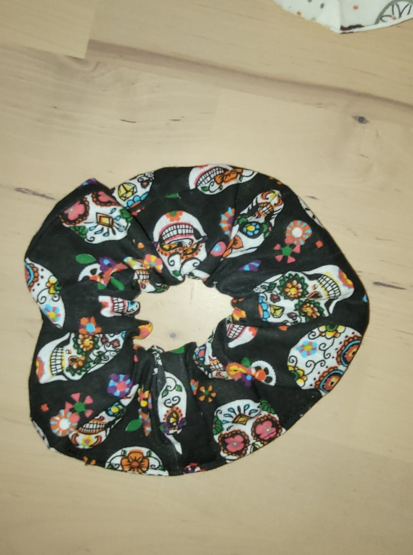 Chouchou en tissu avec motif tête de mort.