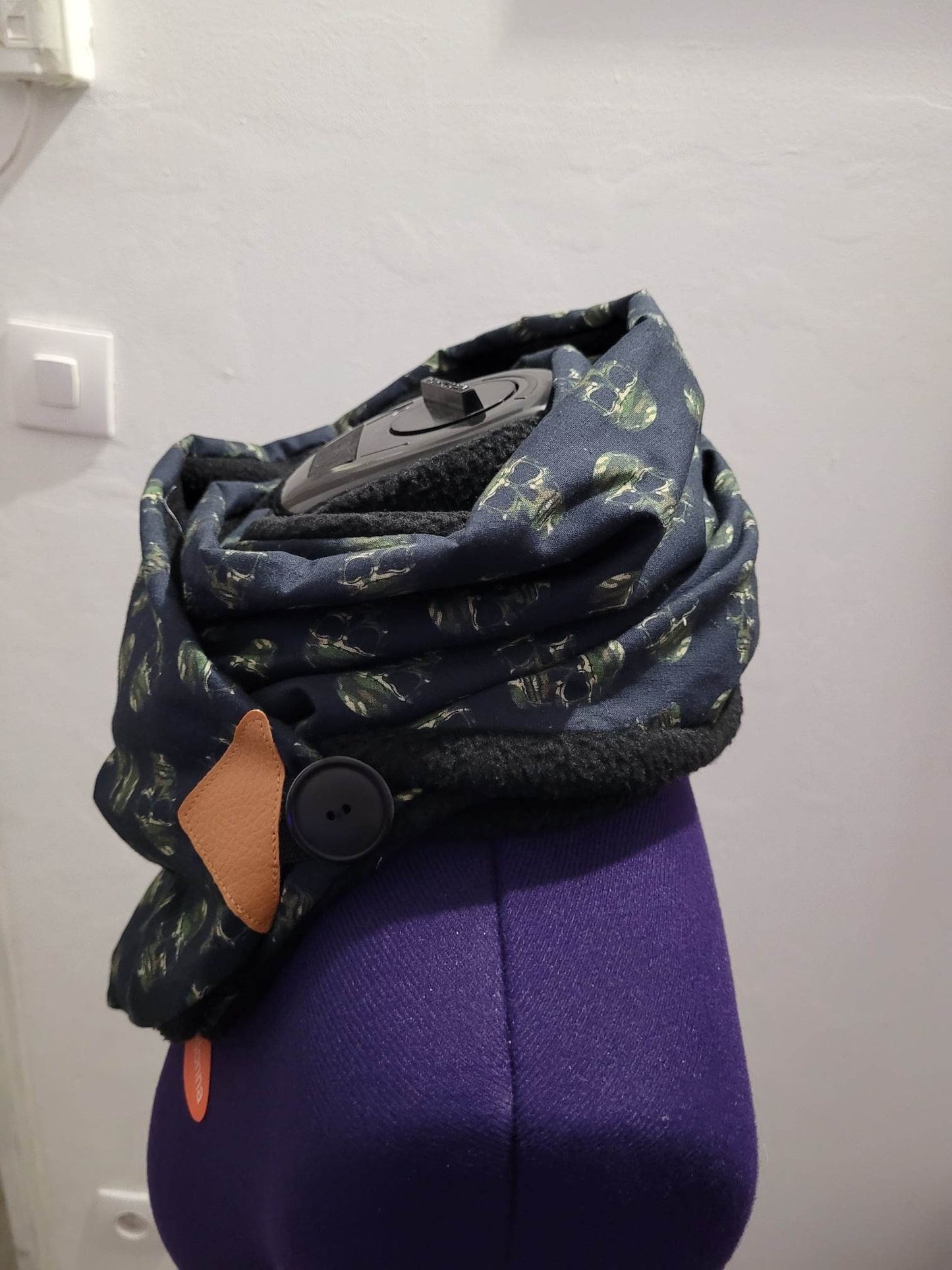 Echarpe/ chèche en tissu coton et molleton, avec des motifs tête de mort.