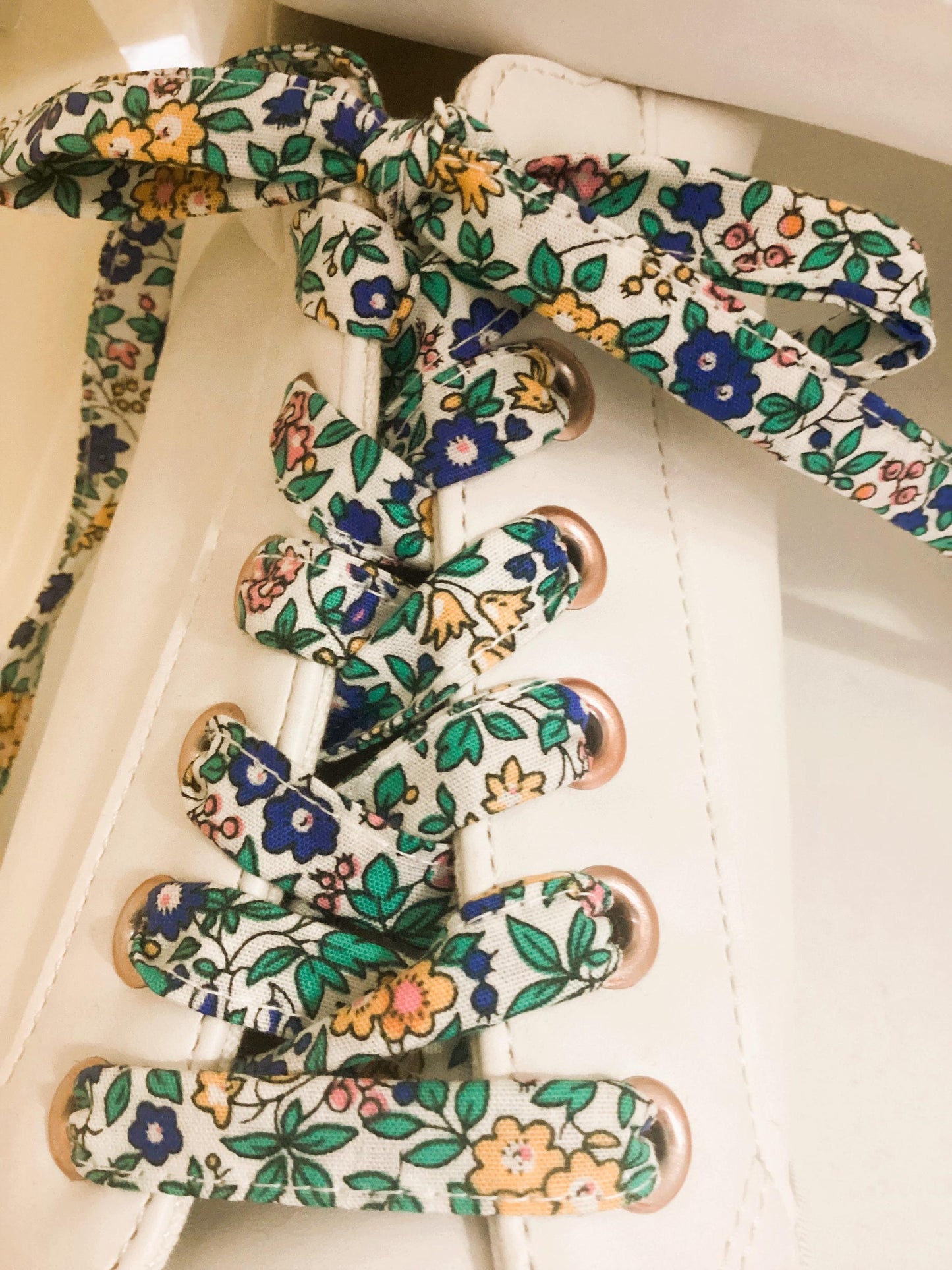 Lacets en tissu coton fleuri.