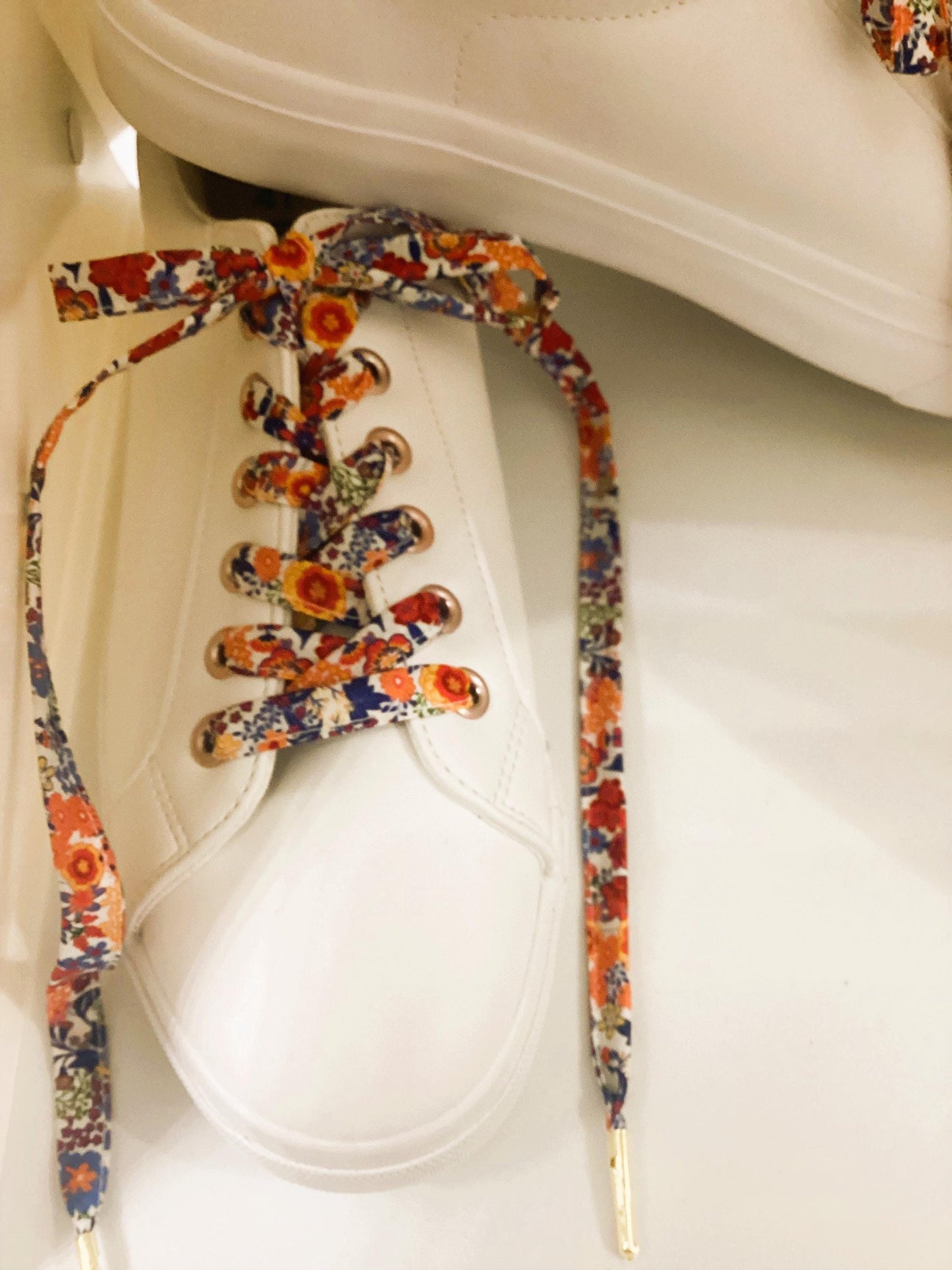 Lacets en tissu coton fleuri.