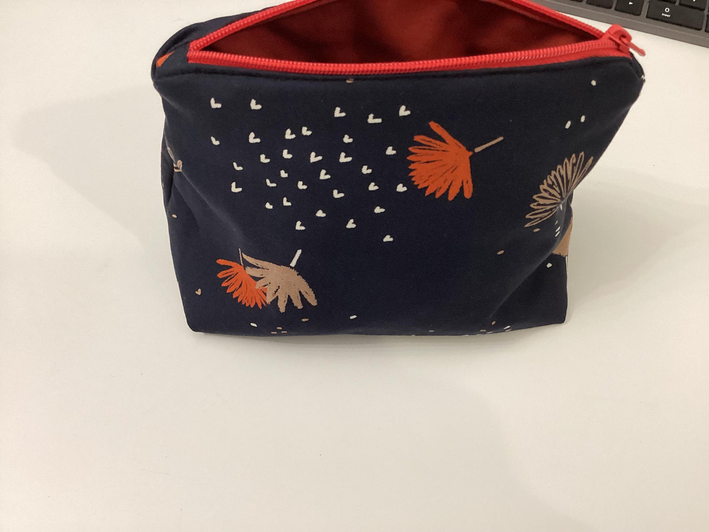 Trousse de maquillage élégante en coton bleu fleuri : pochette de rangement élégante pour cosmétiques et produits de toilette