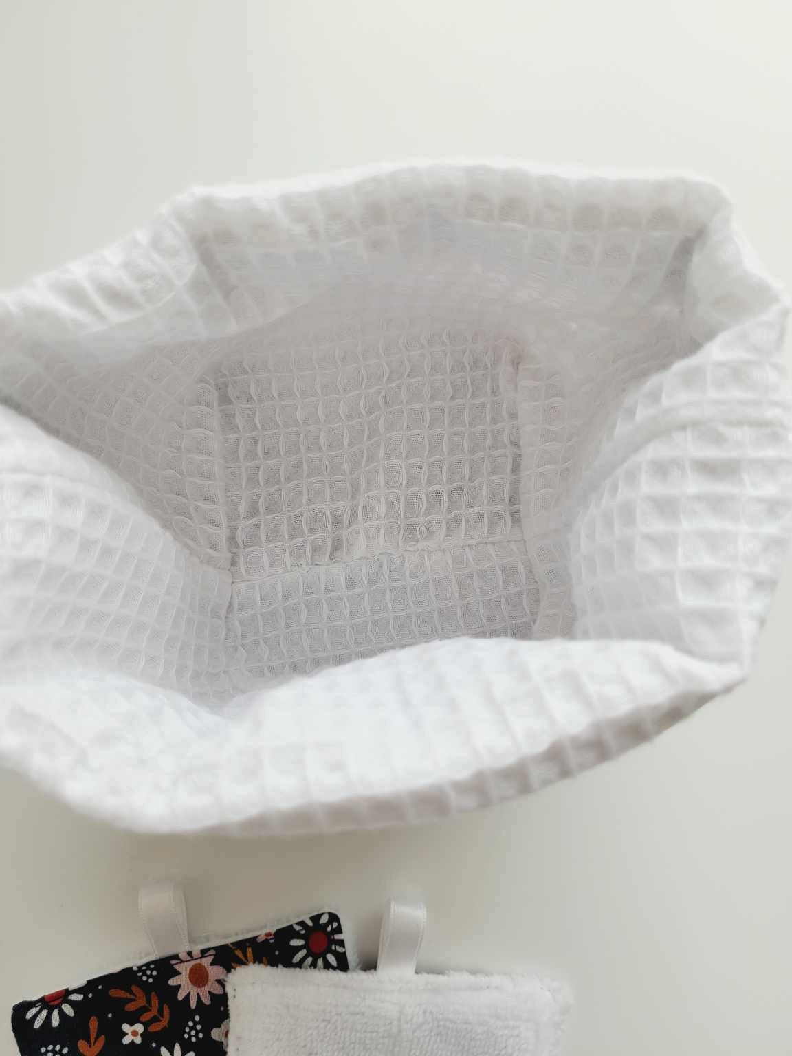 Panier, lingettes démaquillantes et filet de lavage fleuri