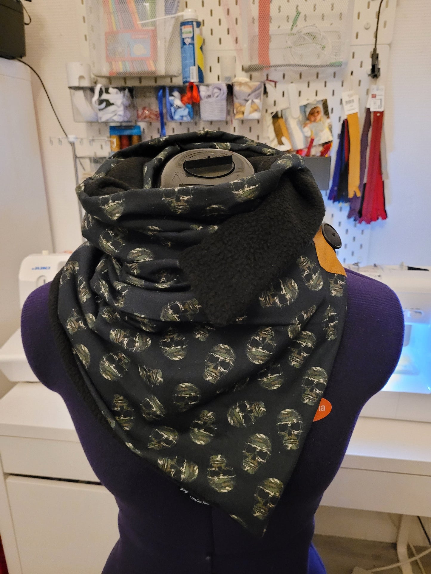 Echarpe/ chèche en tissu coton et molleton, avec des motifs tête de mort.