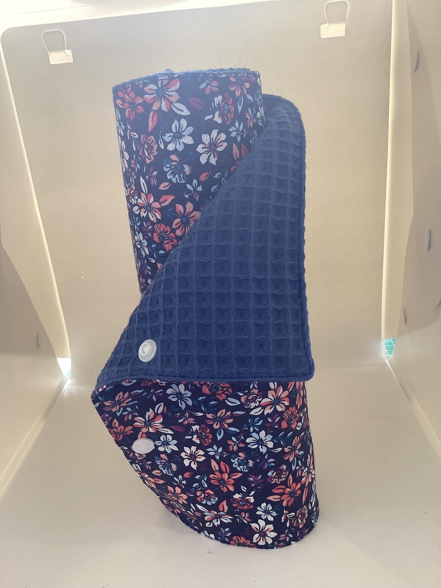 Essuie tout réutilisable motif fleuri.