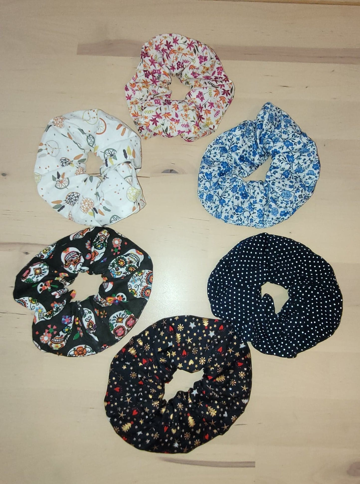 Chouchou en tissu avec motif tête de mort.