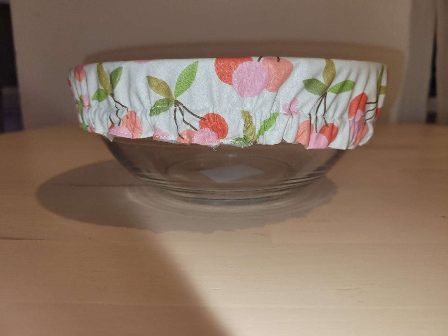 Charlotte alimentaire en tissu avec un motif de cerise.