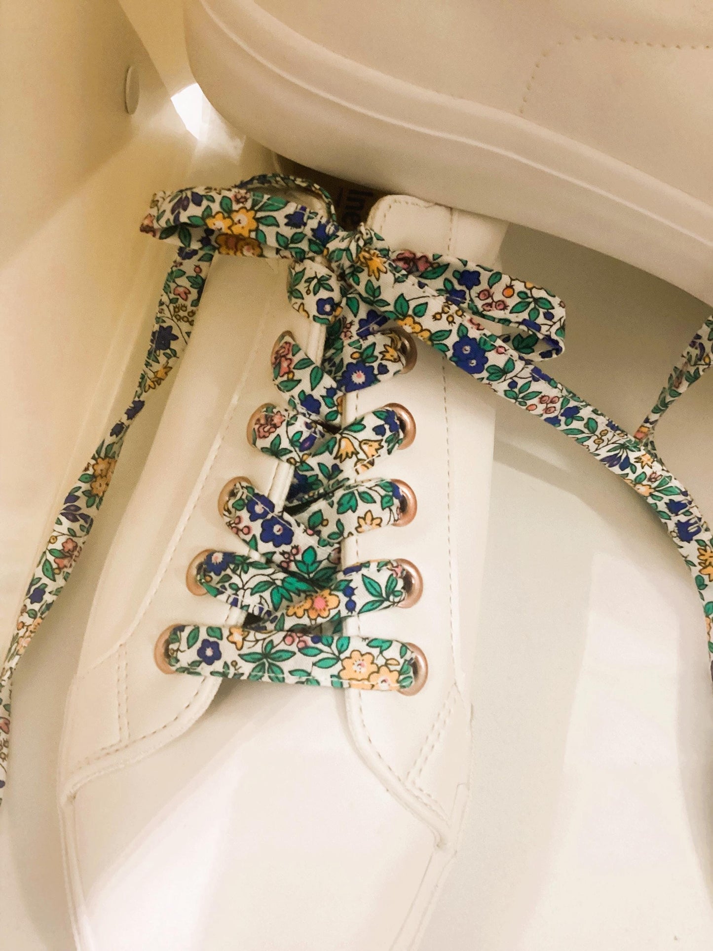 Lacets en tissu coton fleuri.