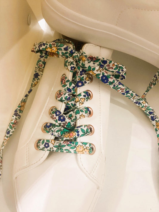 Lacets en tissu coton fleuri.