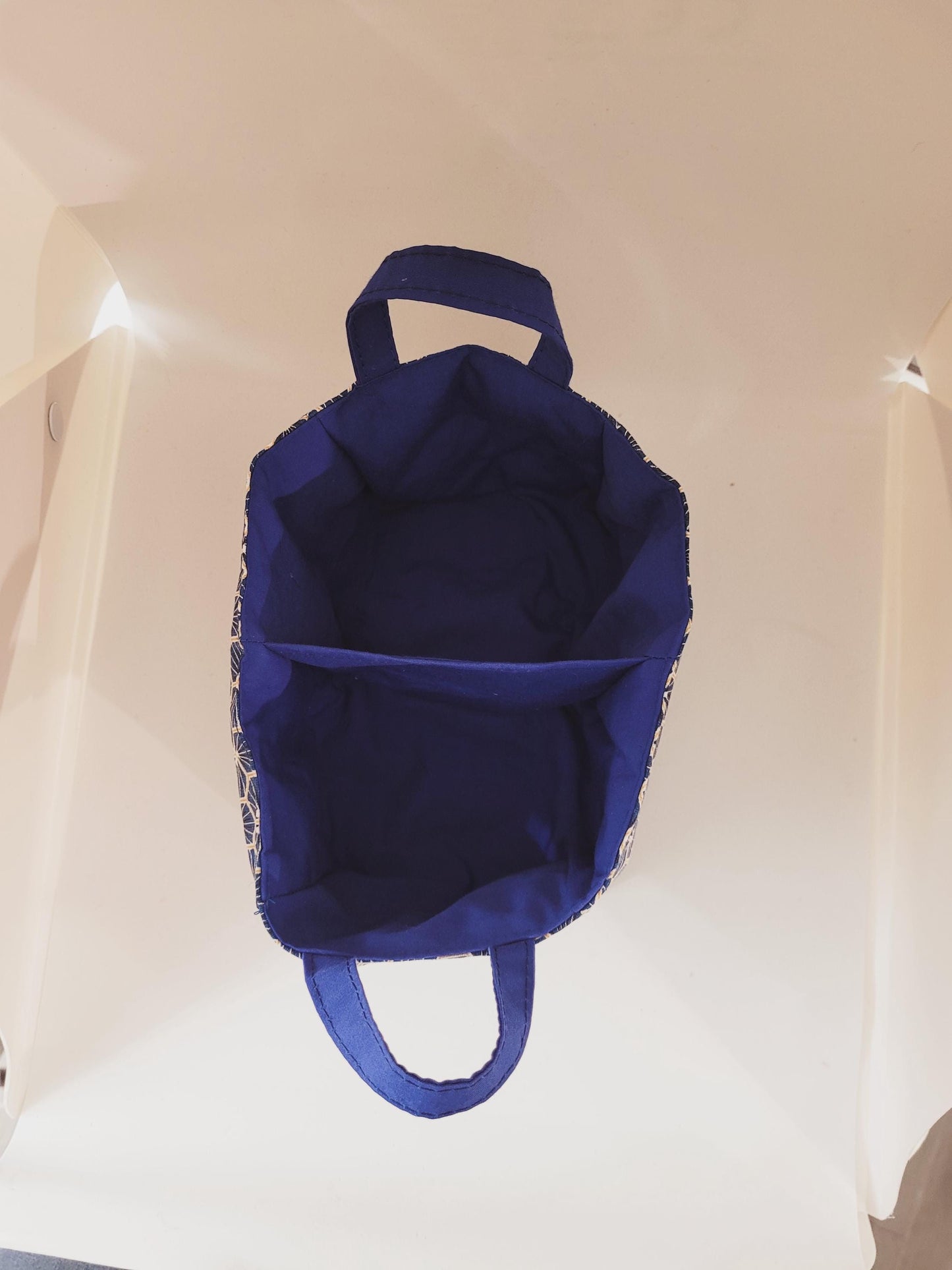 Vide poche à compartiment en tissu géométrique bleu marine.