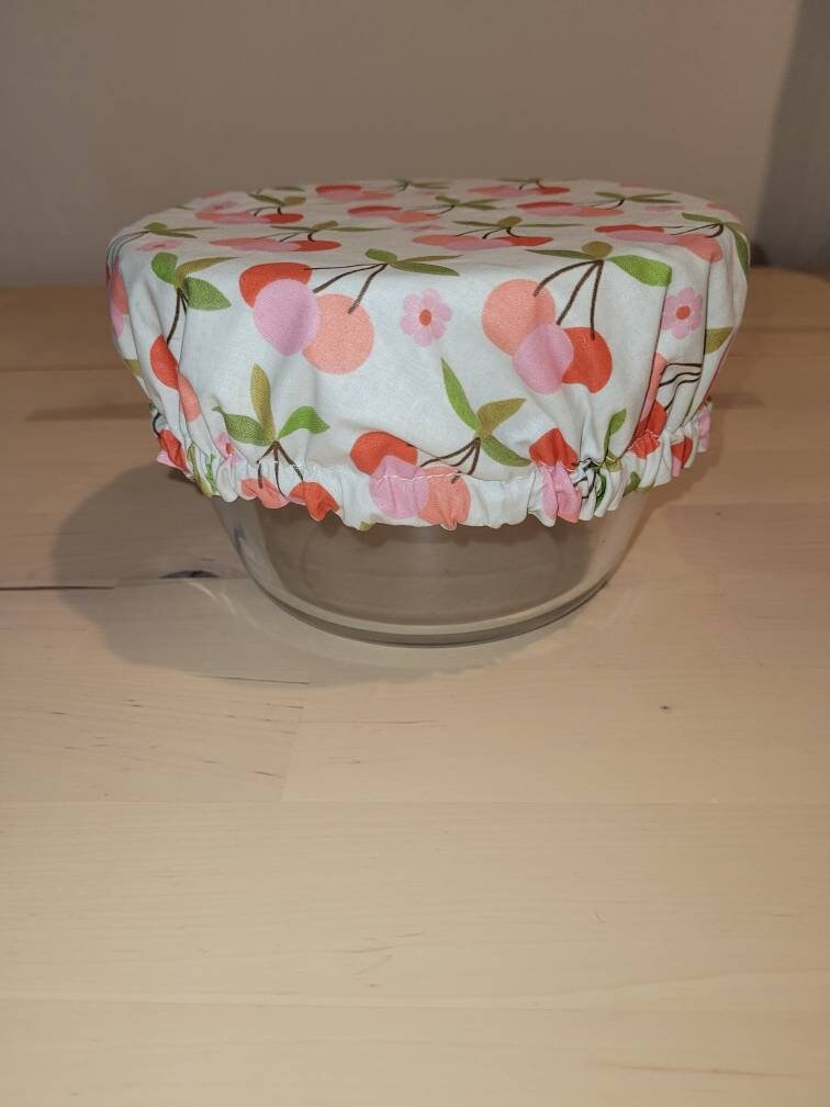 Charlotte alimentaire en tissu avec un motif de cerise.