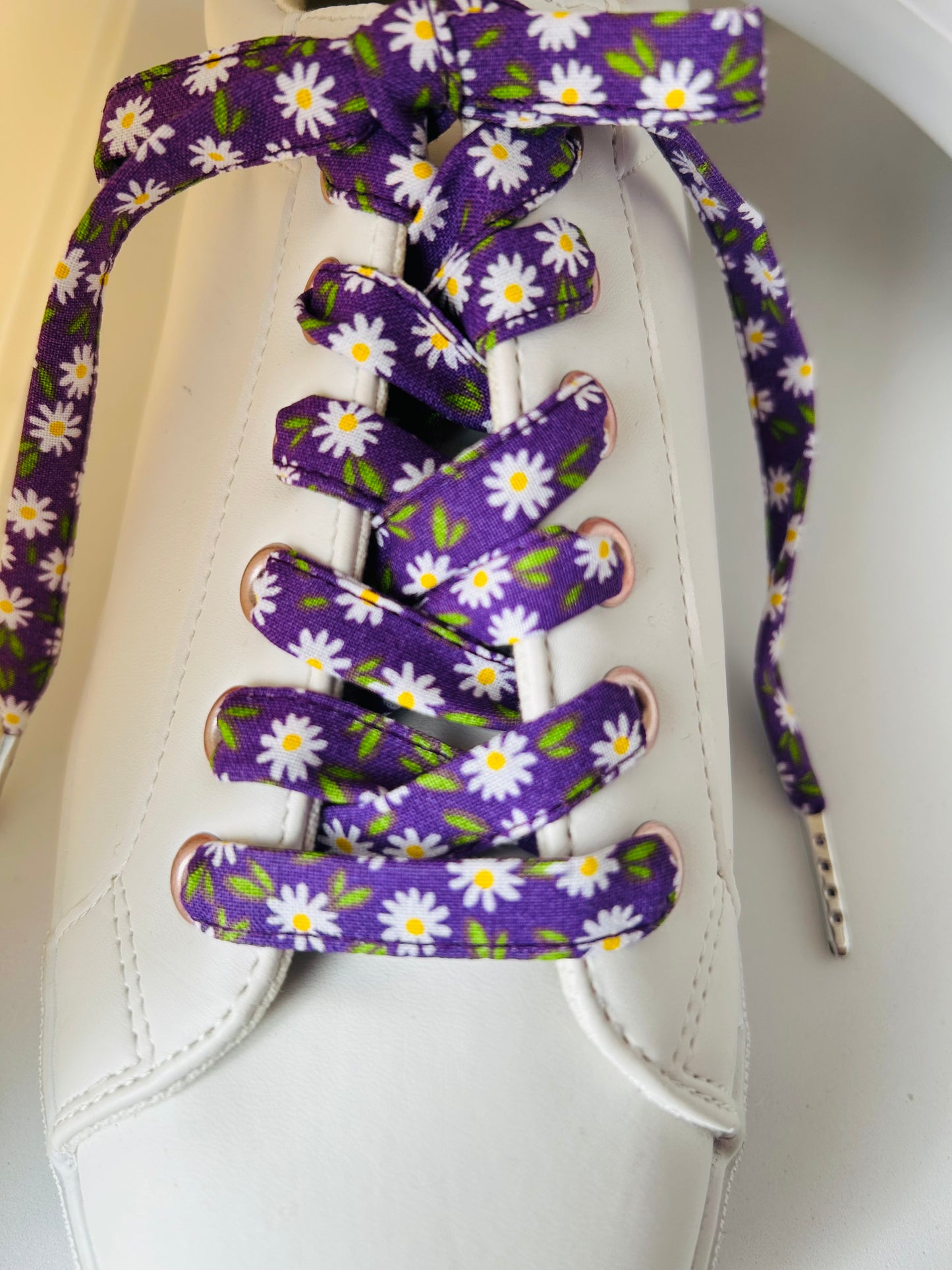 Lacets fleuri violet