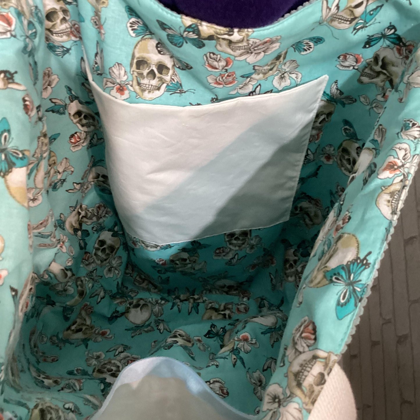 Sac cabas bleu turquoise en velours côtelé et tissu tête de mort