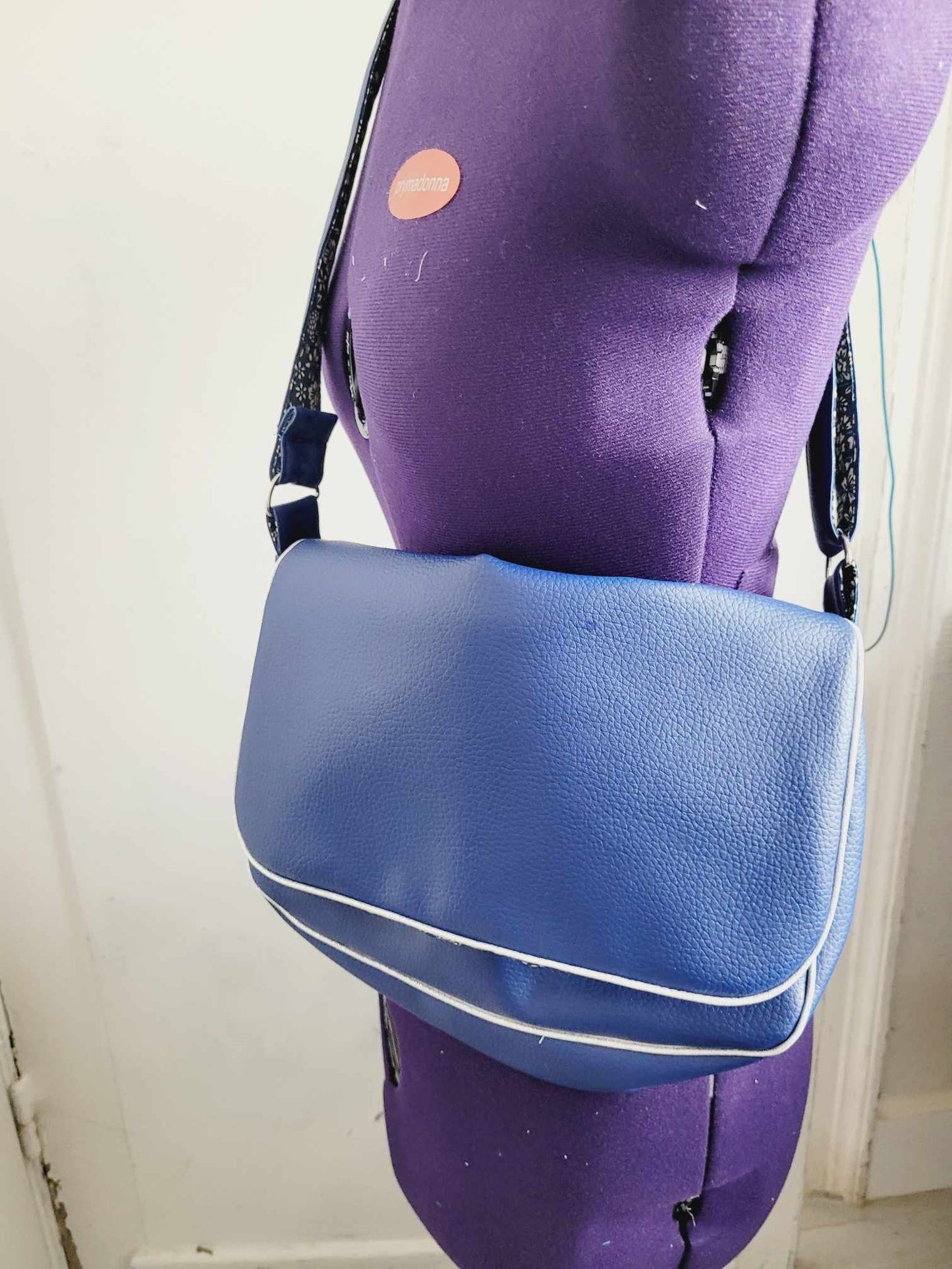 Sac à main simili cuir fleuri