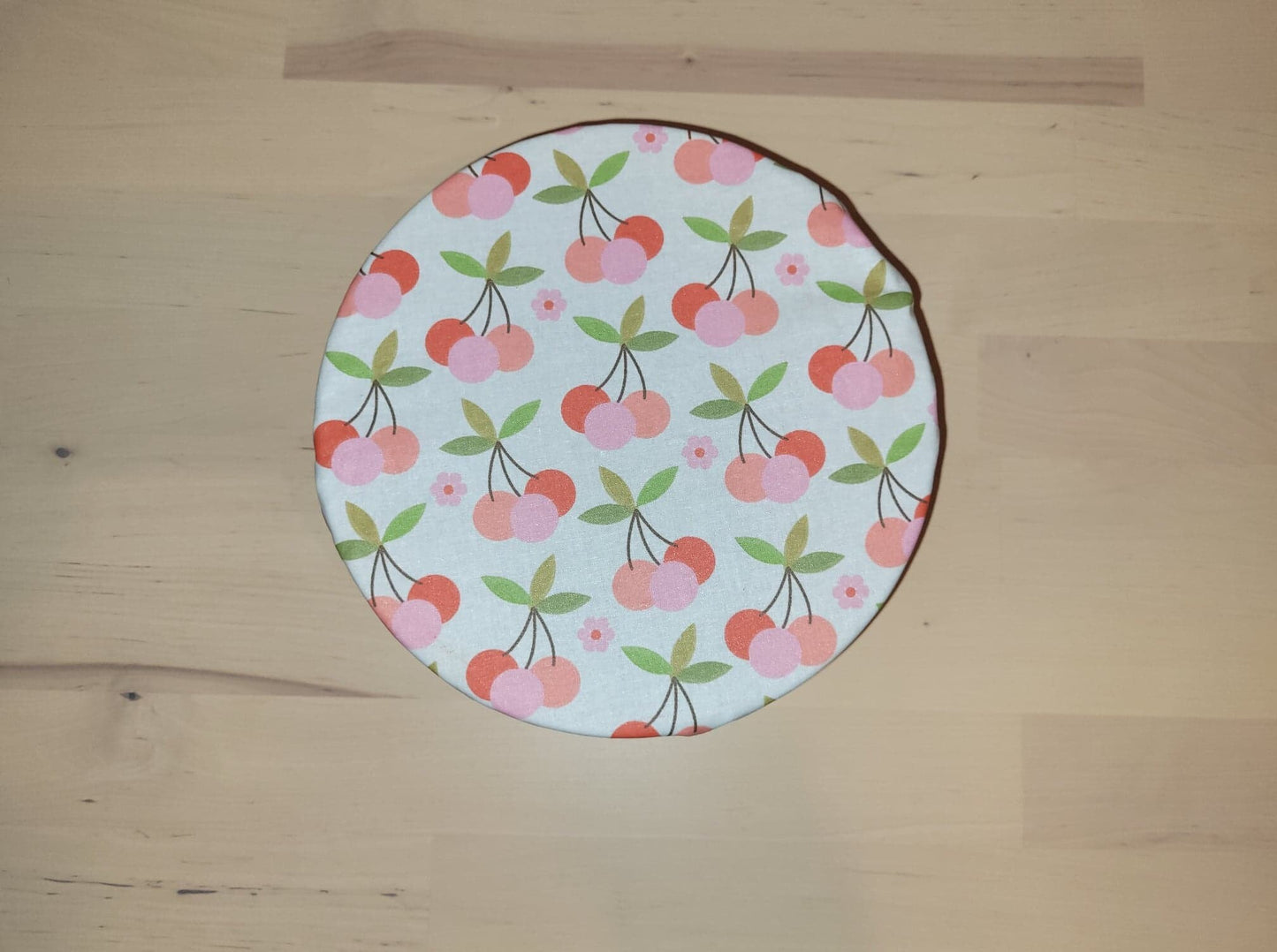 Charlotte alimentaire en tissu avec un motif de cerise.