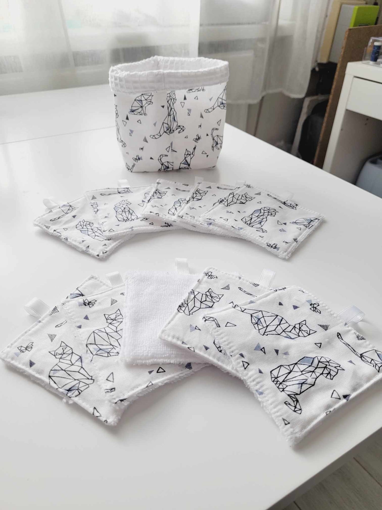 Panier et lingettes démaquillantes chat