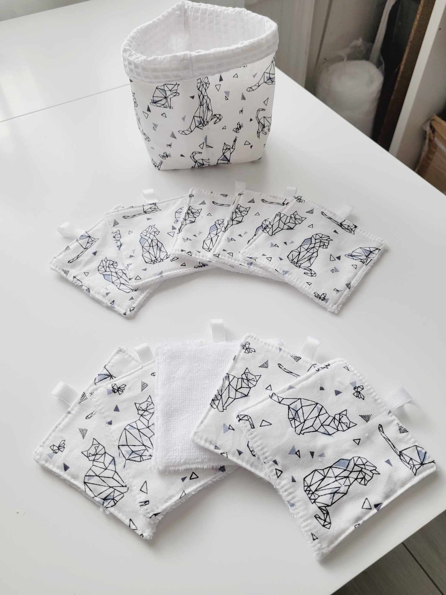 Panier et lingettes démaquillantes chat