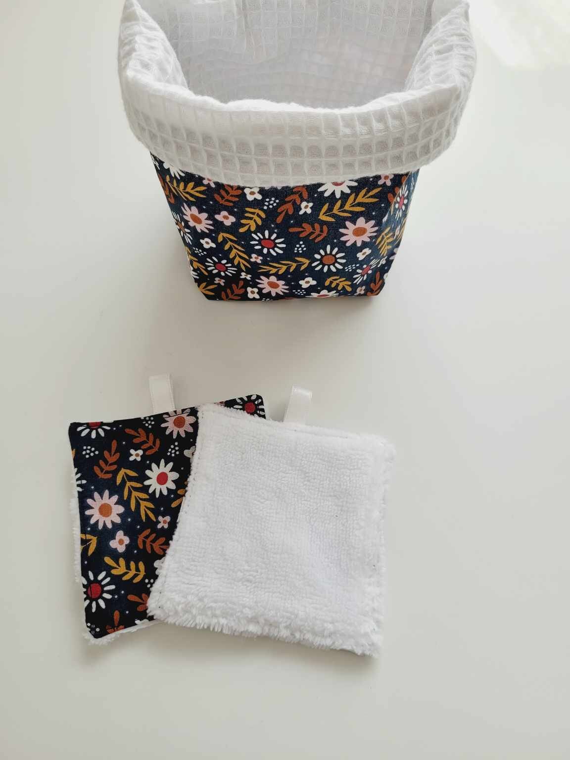 Panier, lingettes démaquillantes et filet de lavage fleuri