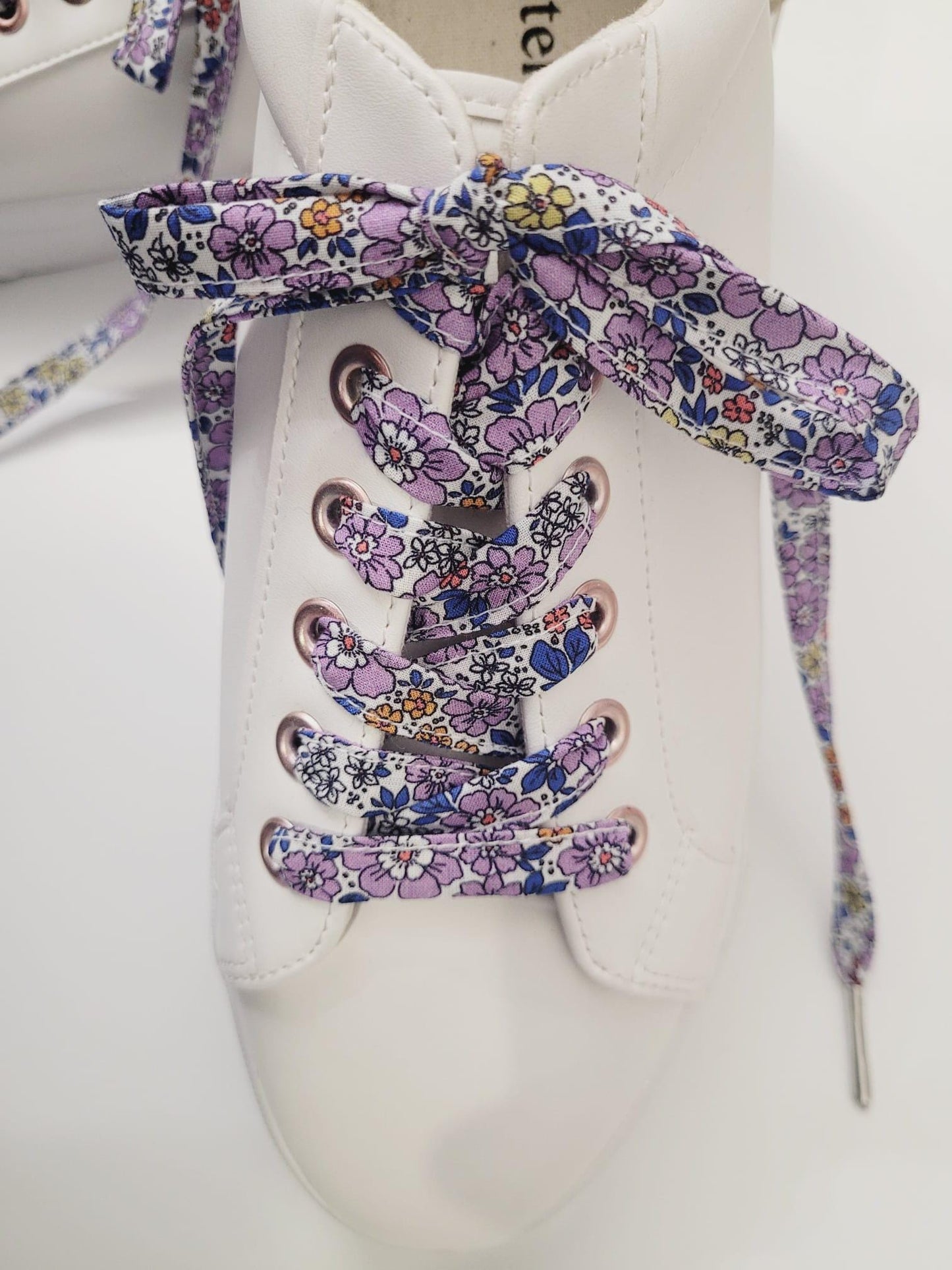 Lacets en tissu coton fleuri.